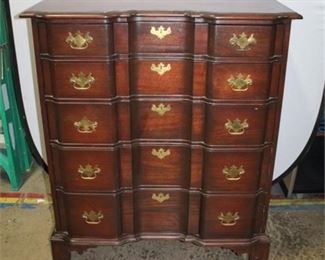 Lot 018 
Classical Style Cherry Wood Dresser