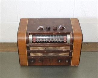 Lot 295 
Vintage General Electric Tube Radio