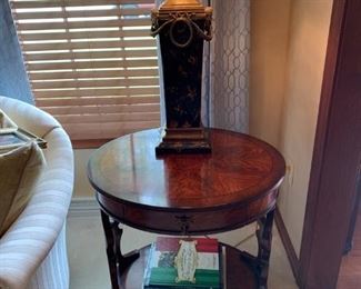 Round end table.