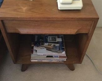 'AMERICAN CAUSAL' BY JAMESTOWN, MCM PAIR OF BEDSIDE TABLES