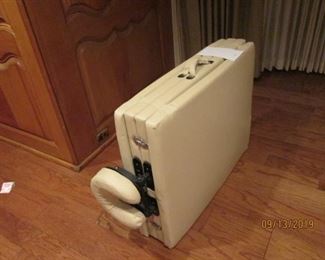 MASSAGE TABLE