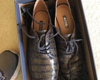 Ecco - never worn 9.5