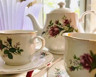 Tea set, teapot & teacups 