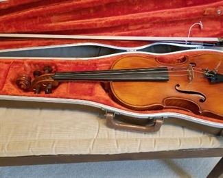 Karl Bauer Full Size Violin with Caspari Pegs, built in pitch pipe and capris shell inlay. Includes repaired bow that has never been used and a case!  Very RARE!!  Best of the best