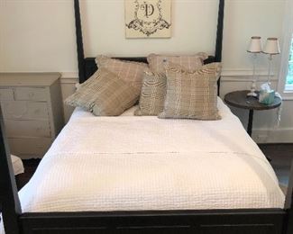 Charming and versatile Queen size bed 