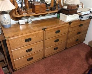 Dresser/chest of drawers.