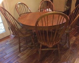 Beautiful dining table and 6 chairs