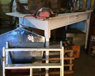 Chippy White Farm Table