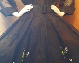 EMBROIDERED VINTAGE COCKTAIL DRESS WITH WIDE SWING SKIRT