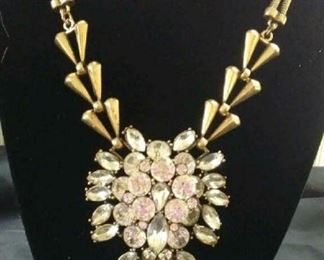 GREAT GLITZY NECKLACE