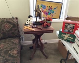 . . . a nice view of the Victorian lamp table.  I don't know how everybody missed the Cavalier spaniel statue -- cute!
