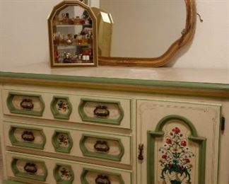 Sweet vintage 3-drawer dresser with  one cabinet 
