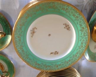 HUTSCHENREUTHER DINNER PLATE, SET YOUR TABLE IN GOLD AND CLASS FOR YOUR SPECIAL GUESTS