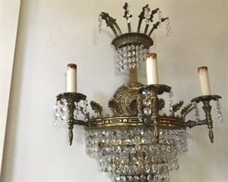 ITALIAN SCONCE WITH DELICATE CRYSTALS