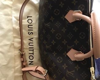 MY BAG IS NEW NEVER BEEN USED, COMES WITH THE BOX, CLOTH BAG, EXTRA STRAP TO MAKE BAG A CROSS OVER, $ 1200.00  SPEEDY 25 BANDOULIERE   ( M403090 )