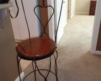 I think there are 6 of these bar stools