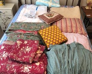 Quilts, pillows, blankets,... Nice assortment!!
