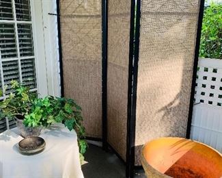 Outdoor privacy screen, Accent Table, Large planter