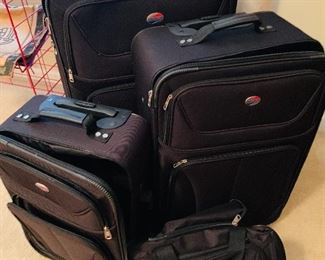 5 piece American Tourister Luggage, like new!