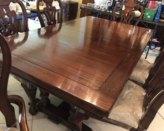 Dining Table w/ 2 Leaves & 6 Chairs