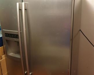 LG refrigerator with icemaker works fine