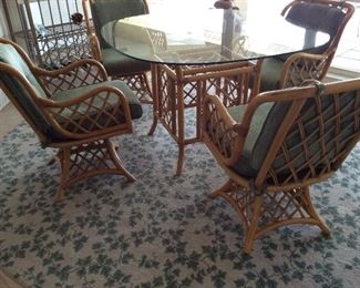 Gorgeous rattan dining table with 4 chairs & 8' round area rug