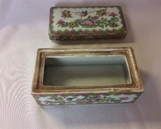 Antique Chinese Porcelain Box. 