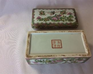 Antique Chinese Porcelain Box. 