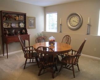ROUND OAK TABLE AND 6 CHAIRS