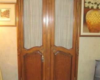 Armoire.