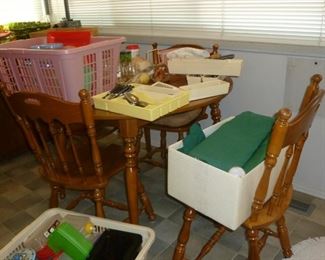 Ethan Allen table & chairs w/leaf