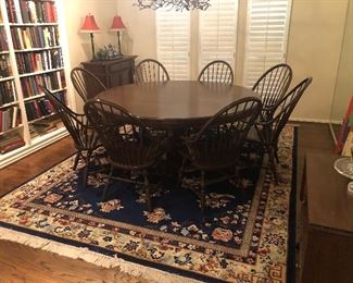 Round Pedestal Dining Table in great condition