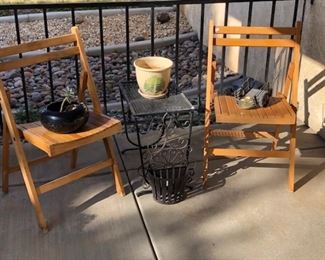 Set of wood folding chairs, vintage metal table...