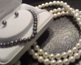 Pearls: Tahitian bracelet w earrings and cultured knotted pearls