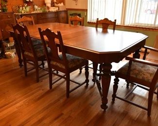 BEAUTIFUL ANTIQUE/VINTAGE DINING TABLE W/3 LEAFS & 6 CHAIRS