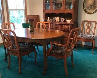 Dining Room table has 3 leafs ( 62 l x 41.25 x 29 )