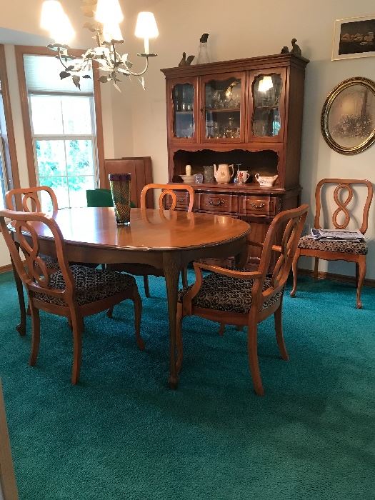 Dining Room table has 3 leafs ( 62 l x 41.25 x 29 )