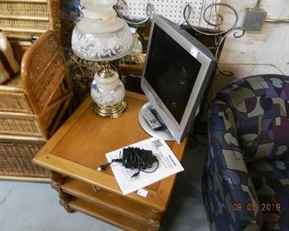 end table/TV/lamp