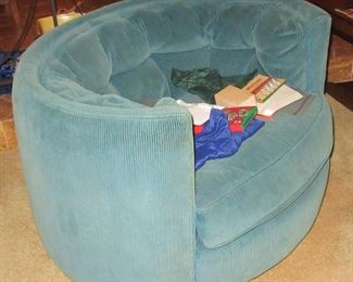 Deppman round blue chair