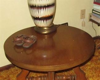 Deppman round table and lamp