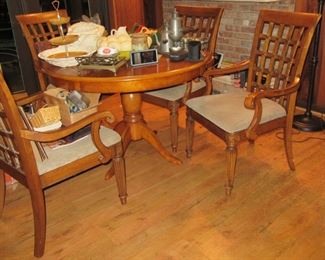 Deppman round table with 4 chairs