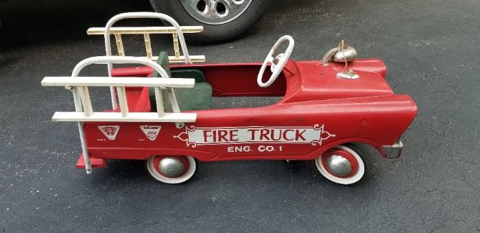 Murray Vintage pedal car fire engine