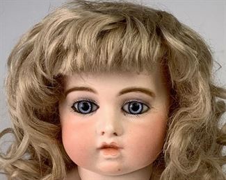 French Bisque Circle Dot Bru Head & Shoulderplate