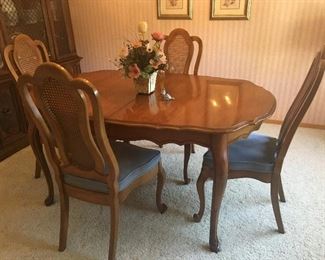 Beautiful Oval Dining Table with 2 Leaves and 4 Side Chairs. 