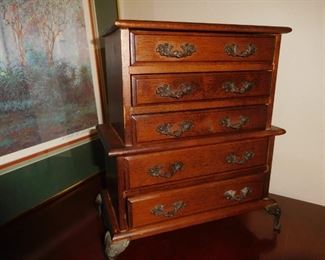 Jewelry box looks like antique chest of drawers