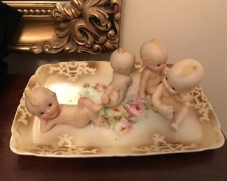 Love these kwepie like dolls and beautiful handpainted tray.