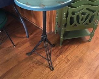 Love this vintage round side table and magazine rack