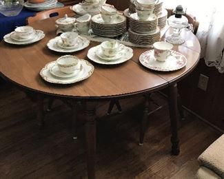 Tel CityTable, 4 chairs and 1 leaf