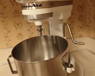 KITCHEN AID MIXER WITH ACCESSORIES