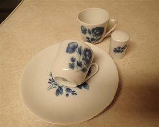 SET OF BLUE AND WHITE CHINA ARZBERG 272 BLUE WHITE